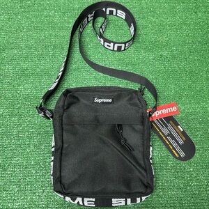 Supreme shoulder bag black